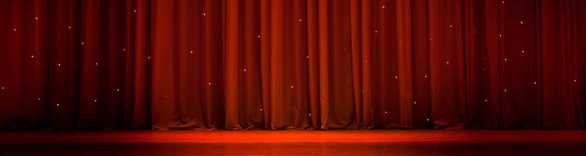header_hinter_kulissen_122637795 roter Vorhang
